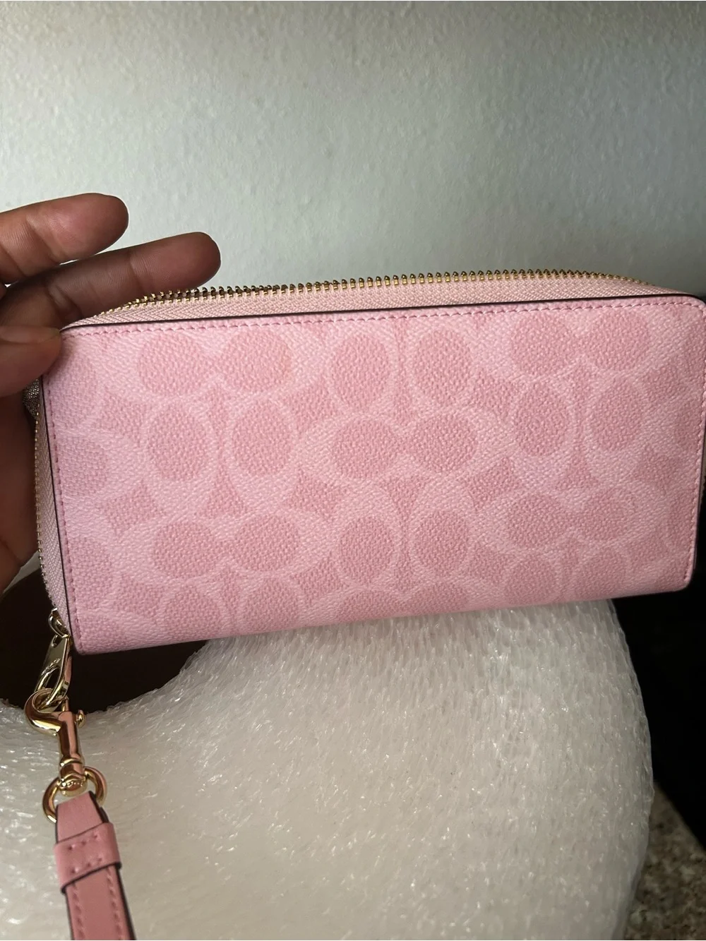 ( Maybe 🤔👉🏽Coach Signature Wallet in Powder Pink with Gold Hardware